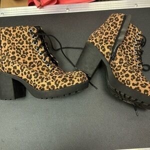 Soda woman’s black and tan cheetah print lace up / zip up combat boots 8.5 M